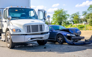 un abogado de accidentes de camiones grandes